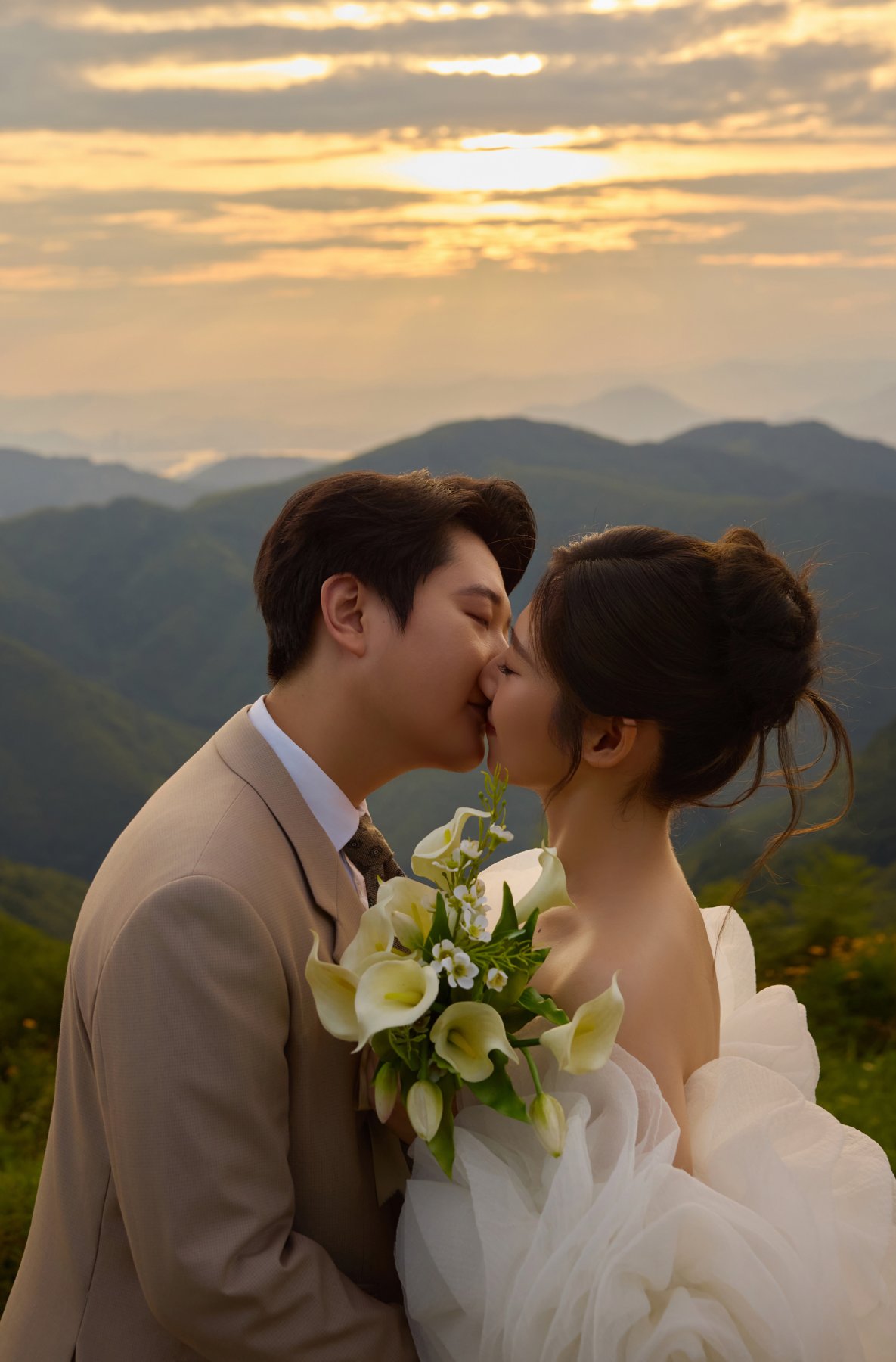 晚霞下新人在群山前亲吻